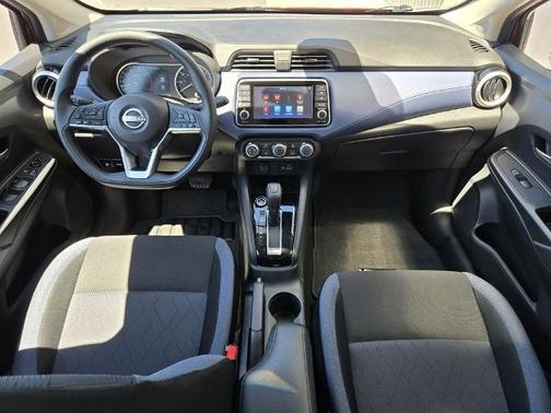 Scarlet Ember 2024 Nissan Versa 1.6 SV