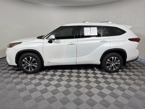 2022 Toyota Highlander Hybrid XLE