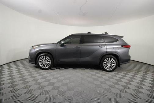 2022 Toyota Highlander Hybrid Platinum