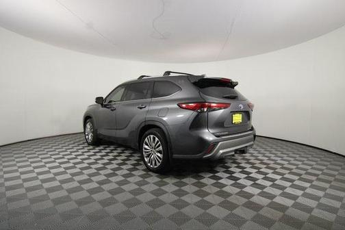 2022 Toyota Highlander Hybrid Platinum