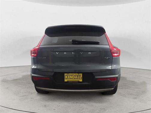 2022 Volvo XC40 T5 Momentum