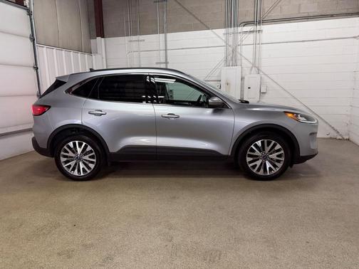 Iconic Silver Metallic 2022 Ford Escape Titanium