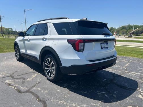 Star White Metallic Tri-Coat 2026 Ford Explorer ST-Line