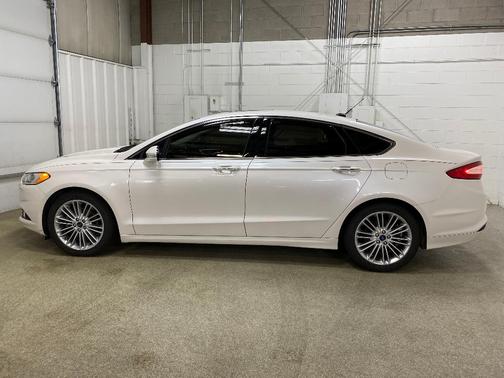 Photo 4 of 32 of 2016 Ford Fusion SE