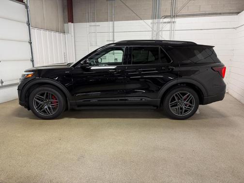 Agate Black Metallic 2025 Ford Explorer ST-Line