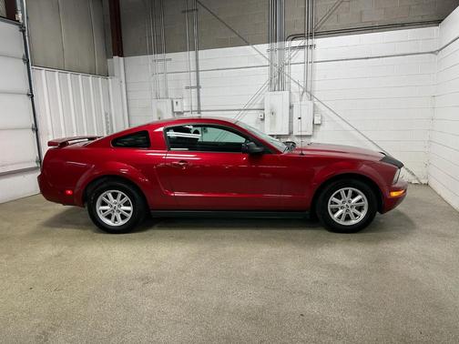 2005 Ford Mustang Deluxe