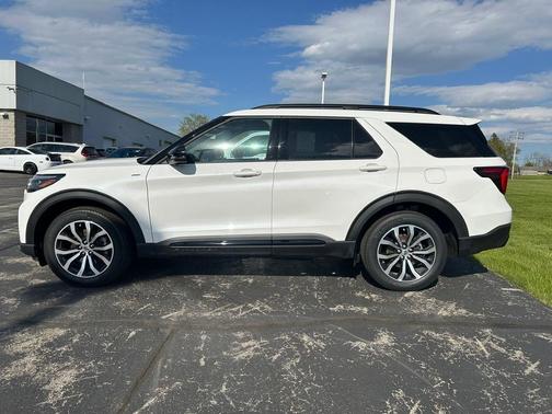Star White Metallic Tri-Coat 2026 Ford Explorer ST-Line
