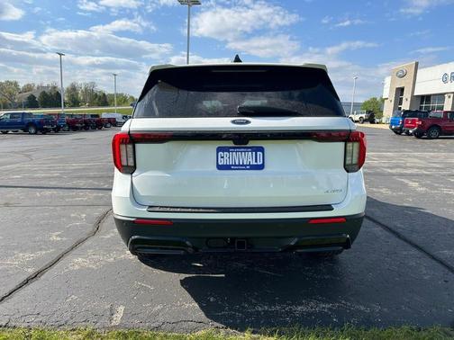 Star White Metallic Tri-Coat 2026 Ford Explorer ST-Line