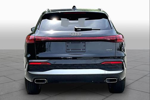 Mythos Black Metallic 2025 Audi Q5 Premium Plus TFSI quattro S tronic