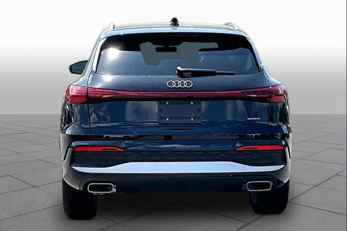 Mythos Black me 2026 Audi Q5 Premium Plus TFSI quattro S tronic