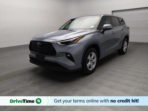 Silver 2022 Toyota Highlander LE