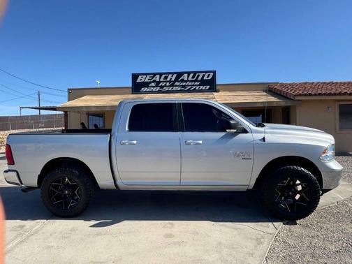 Bright Silver Metallic Clearcoat 2019 RAM 1500 SLT