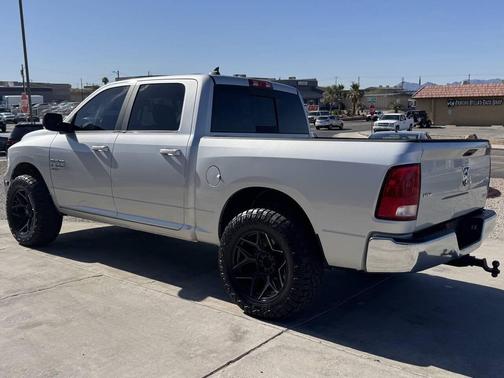 Bright Silver Metallic Clearcoat 2019 RAM 1500 SLT
