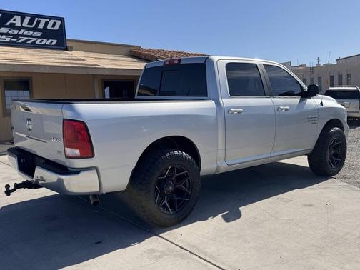 Bright Silver Metallic Clearcoat 2019 RAM 1500 SLT