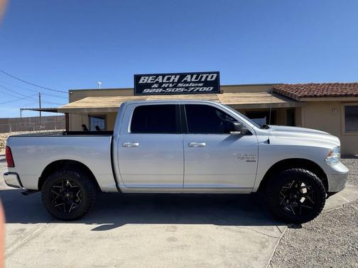 Bright Silver Metallic Clearcoat 2019 RAM 1500 SLT