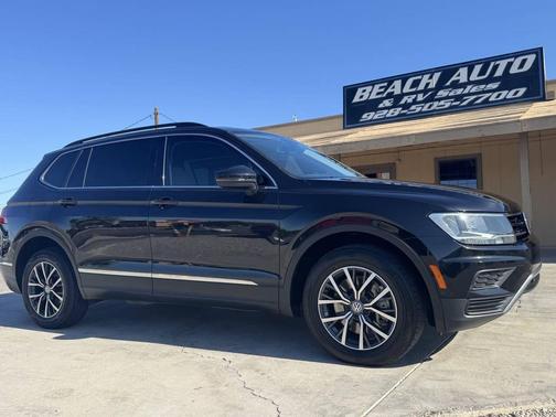 Deep Black Pearl Metallic 2018 Volkswagen Tiguan 2.0T SE