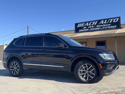 Deep Black Pearl Metallic 2018 Volkswagen Tiguan 2.0T SE