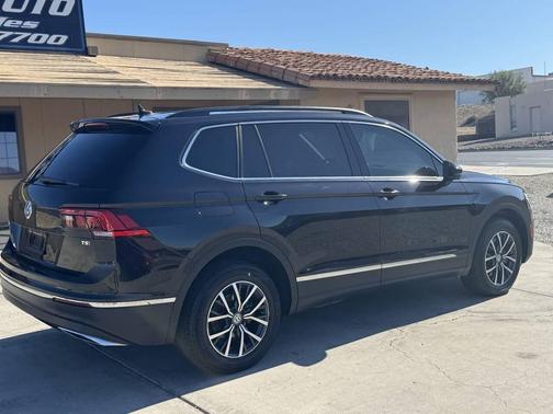 Deep Black Pearl Metallic 2018 Volkswagen Tiguan 2.0T SE