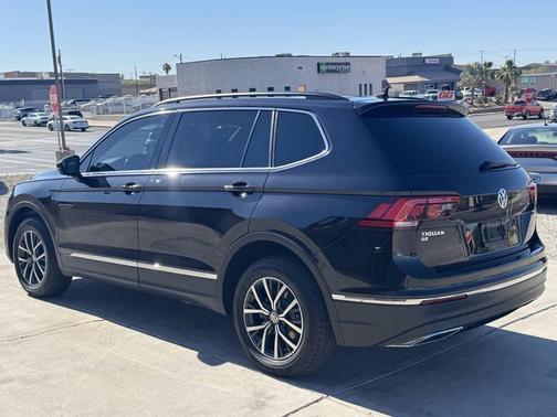 Deep Black Pearl Metallic 2018 Volkswagen Tiguan 2.0T SE