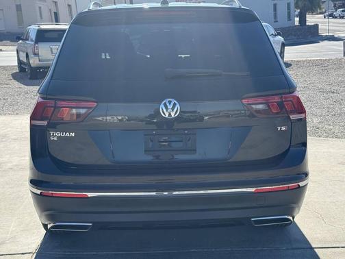 Deep Black Pearl Metallic 2018 Volkswagen Tiguan 2.0T SE