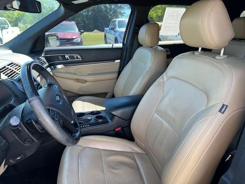 White Platinum Clearcoat Metallic 2017 Ford Explorer Limited