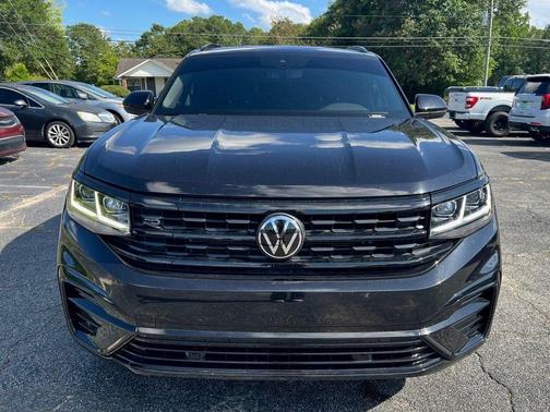 Deep Black Pearl Effect 2023 Volkswagen Atlas Cross Sport 2.0T SEL R-Line Black