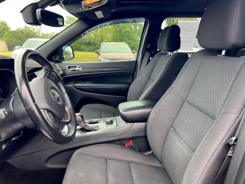 Sting Gray Clearcoat 2019 Jeep Grand Cherokee Laredo