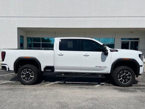 Summit White 2024 GMC Sierra 2500 AT4