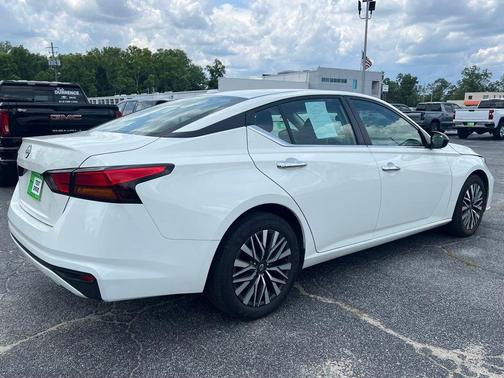 Glacier White 2025 Nissan Altima SV