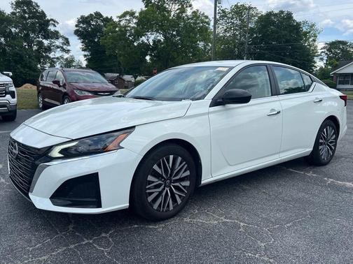 Glacier White 2025 Nissan Altima SV