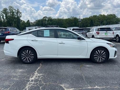 Glacier White 2025 Nissan Altima SV