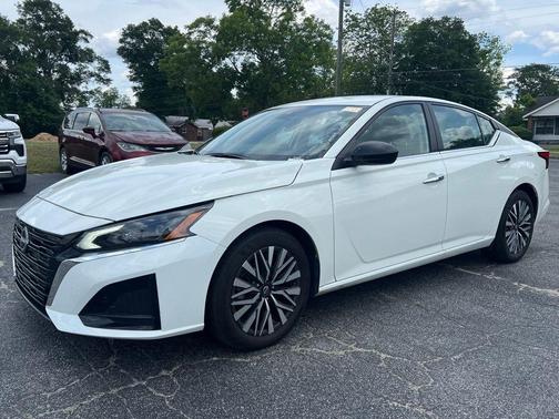 Glacier White 2025 Nissan Altima SV
