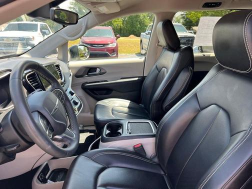 Granite Crystal Clearcoat Metallic 2023 Chrysler Pacifica Touring-L