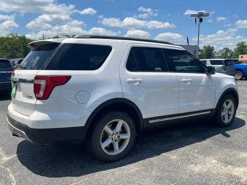 White Platinum Clearcoat Metallic 2017 Ford Explorer XLT