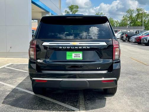 2023 Chevrolet Suburban LT