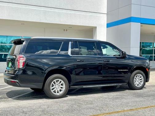 2023 Chevrolet Suburban LT
