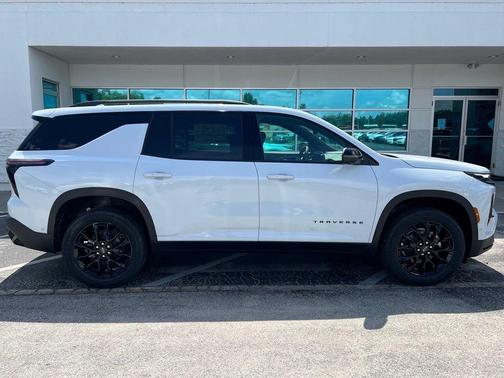 Polar White 2026 Chevrolet Traverse LT