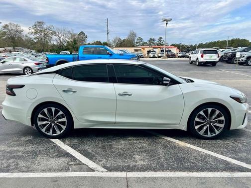 White 2023 Nissan Maxima Platinum