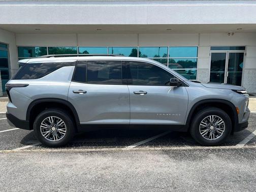 Sterling Gray Metallic 2025 Chevrolet Traverse LT