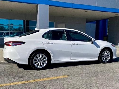 Photo 3 of 32 of 2020 Toyota Camry LE