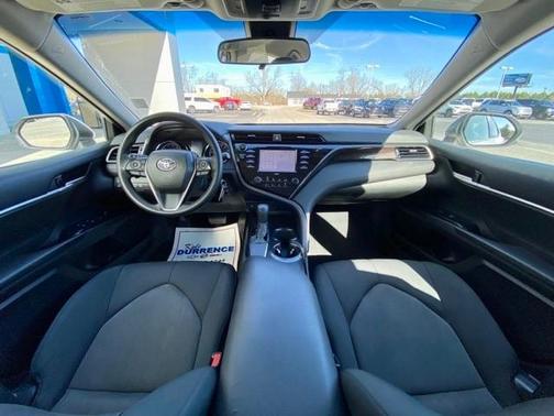 Photo 2 of 32 of 2020 Toyota Camry LE