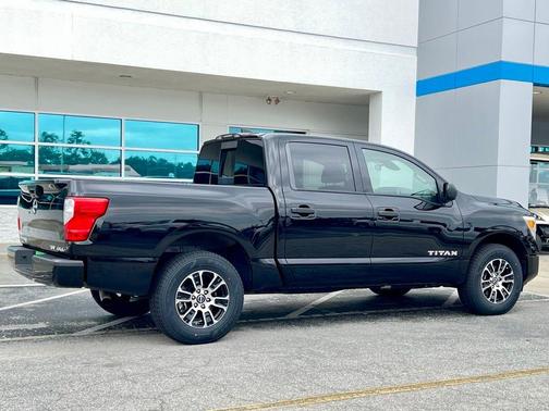 2023 Nissan Titan SV