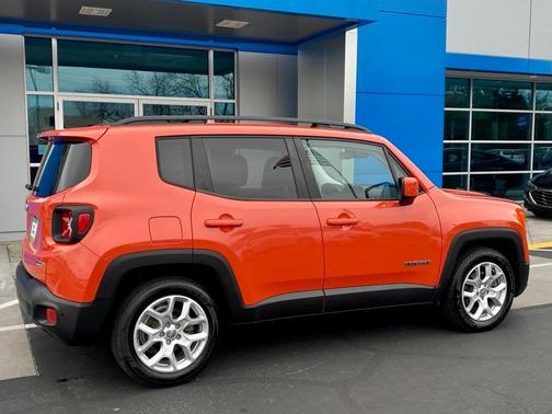 Photo 5 of 39 of 2017 Jeep Renegade Latitude