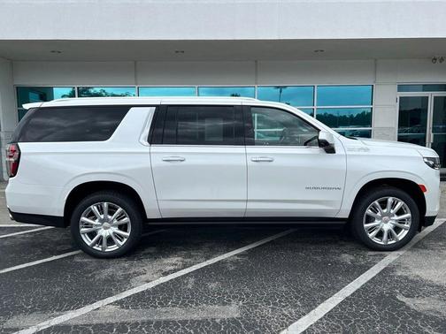 Iridescent Pearl Tricoat 2023 Chevrolet Suburban High Country