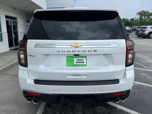 Iridescent Pearl Tricoat 2023 Chevrolet Suburban High Country