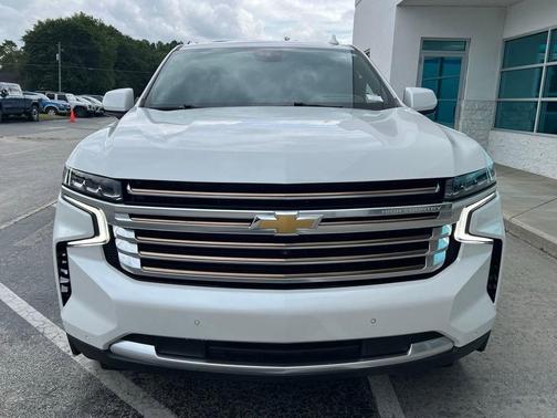 Iridescent Pearl Tricoat 2023 Chevrolet Suburban High Country