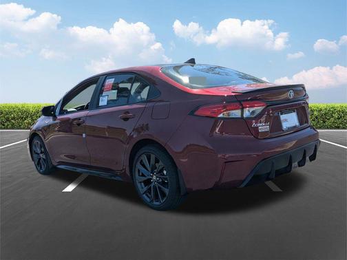 Ruby Flare Pearl/Midnight Black Metallic 2026 Toyota Corolla SE