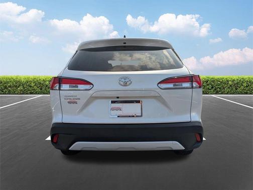 Pearl 2024 Toyota Corolla Cross L