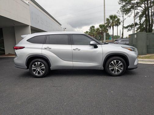Celestial Silver Metallic 2022 Toyota Highlander XLE