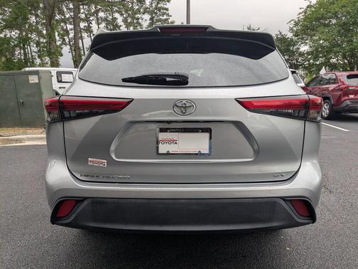 Celestial Silver Metallic 2022 Toyota Highlander XLE